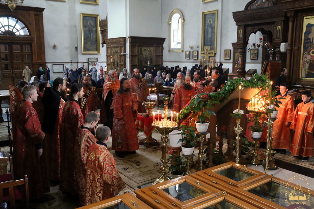 Хресна хода і молитви "за всіх нас грішних": яким було останнє богослужіння у Святогірській лаврі