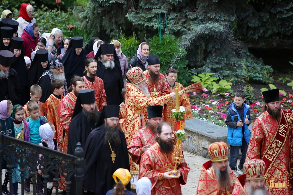Хресна хода і молитви "за всіх нас грішних": яким було останнє богослужіння у Святогірській лаврі