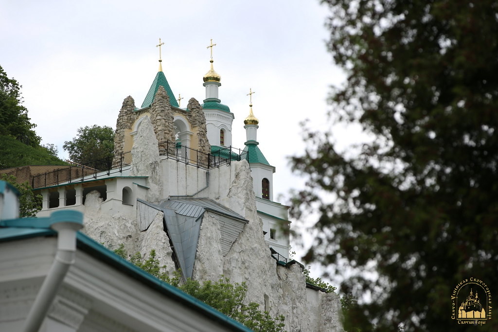 Хресна хода і молитви &quot;за всіх нас грішних&quot;: яким було останнє богослужіння у Святогірській лаврі