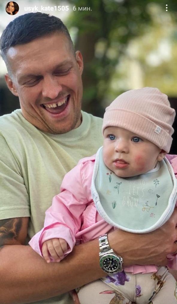 Дружина Усика показала боксера з дітьми: щемливі сімейні фото