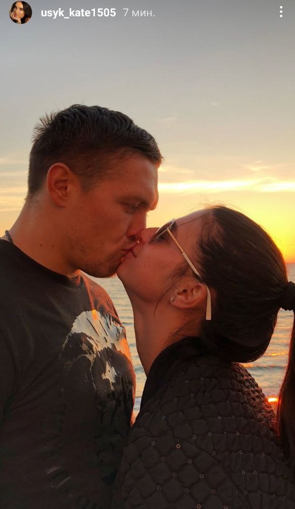 Дружина Усика показала боксера з дітьми: щемливі сімейні фото