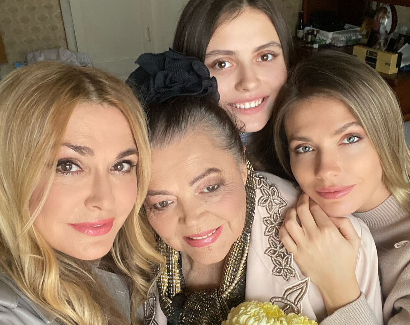 Ольга Сумская очаровала редкими фото покойной мамы в ее день рождения