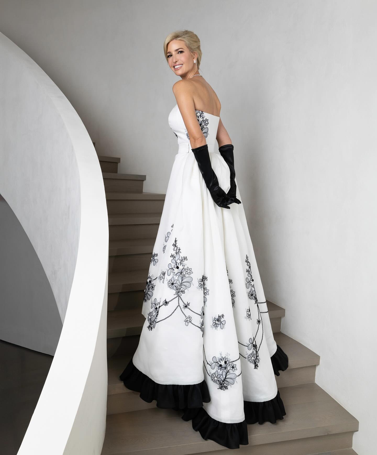 Стиль ретро і чорно-біла естетика: розкішні образи Іванки Трамп на інавгурації батька