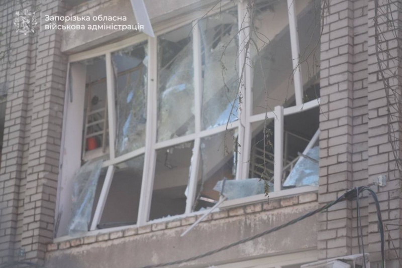 Russian strike hits downtown Zaporizhzhia, casualties continue to climb