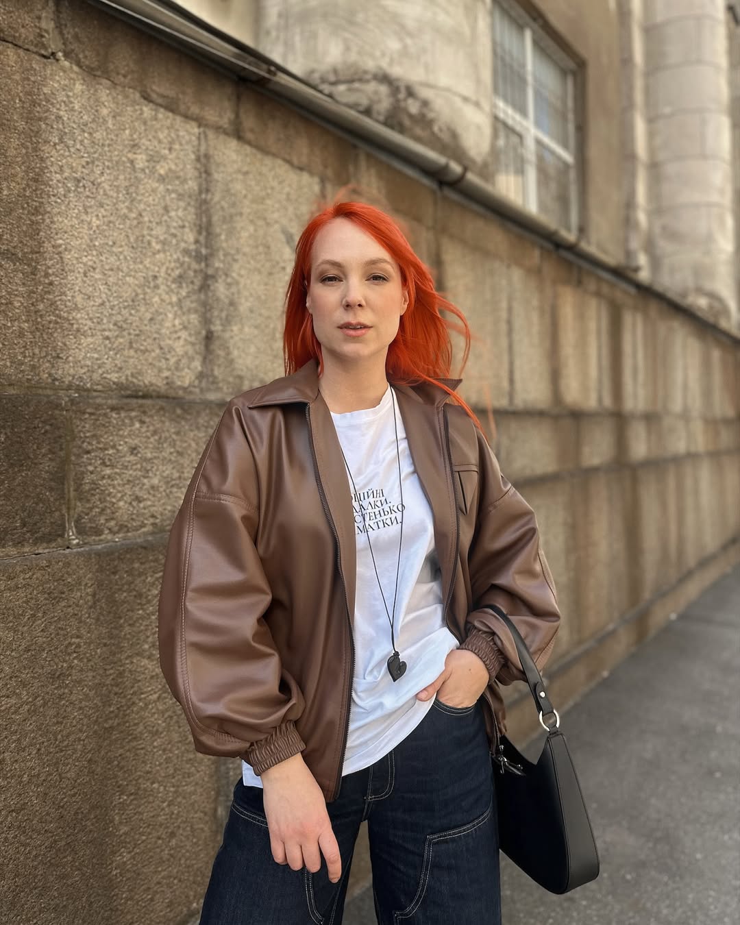 Широкі джинси та шкіряний бомбер: як поєднати модні тренди весни в одному образі