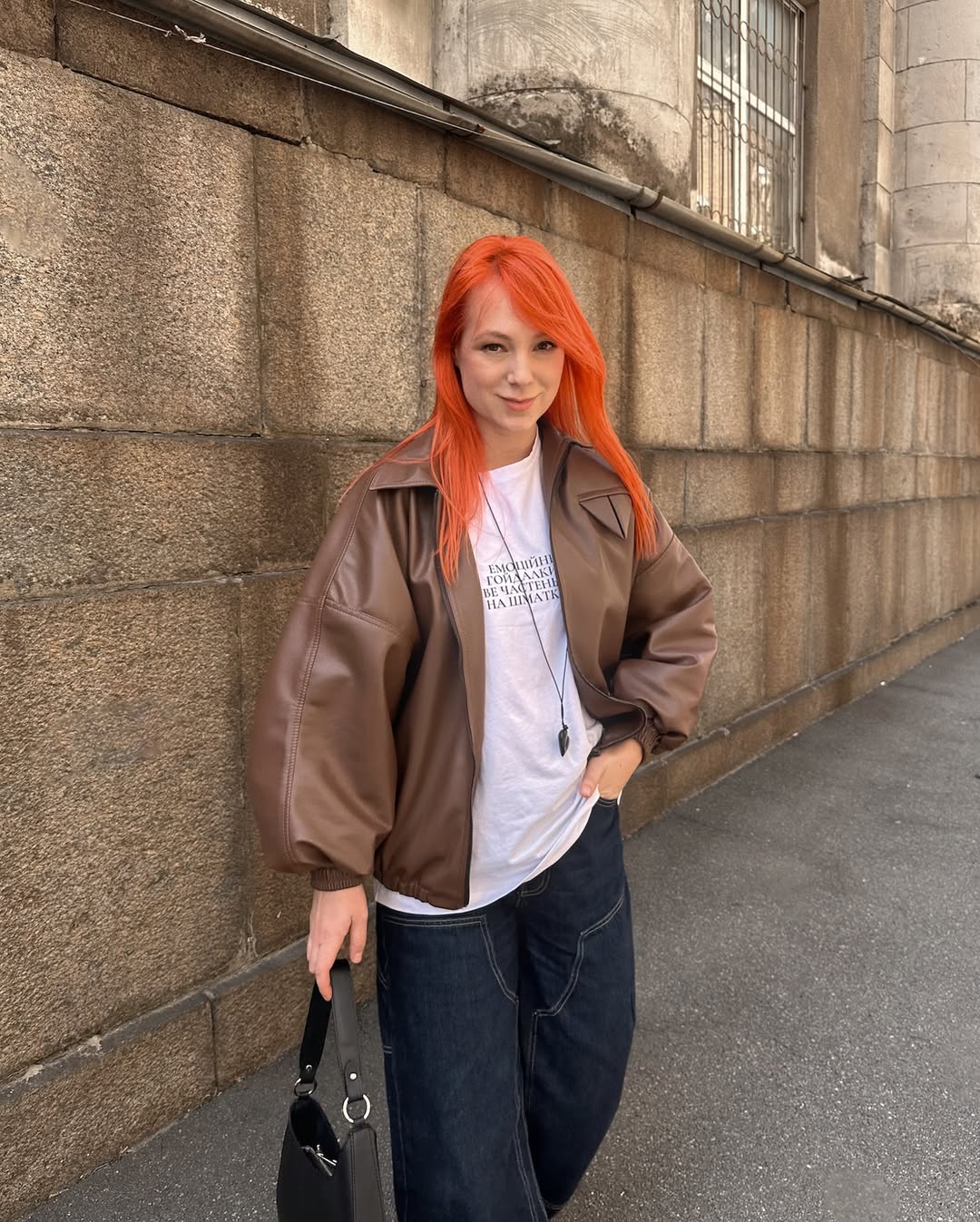 Широкі джинси та шкіряний бомбер: як поєднати модні тренди весни в одному образі