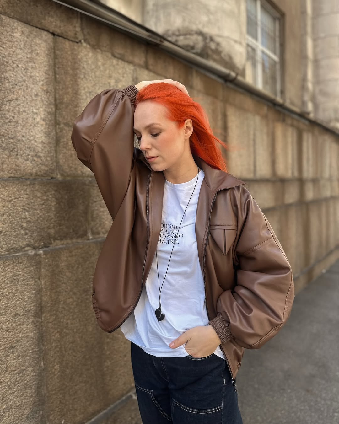 Широкі джинси та шкіряний бомбер: як поєднати модні тренди весни в одному образі