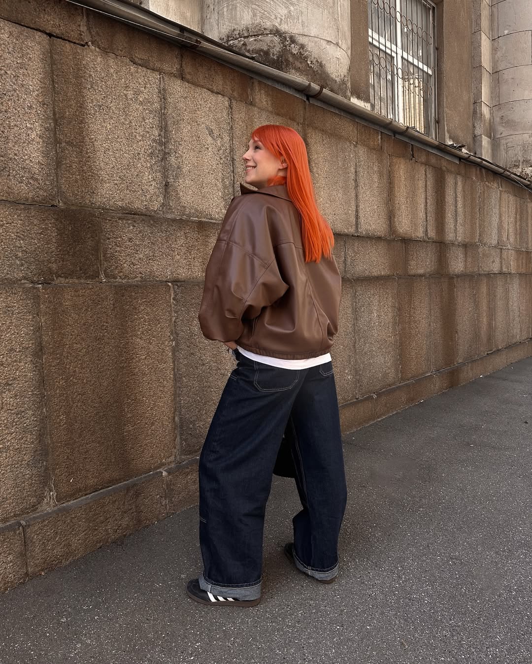 Широкі джинси та шкіряний бомбер: як поєднати модні тренди весни в одному образі