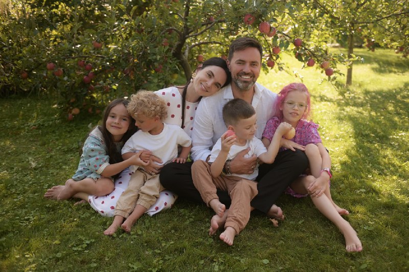 Мірошниченко відверто розповів про адаптацію дітей після усиновлення: "Майже два місяці безперервної істерики"