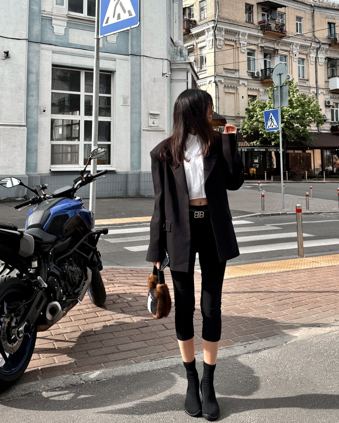 Штаны капри вернулись в моду из 90-х: как их носит Надя Дорофеева