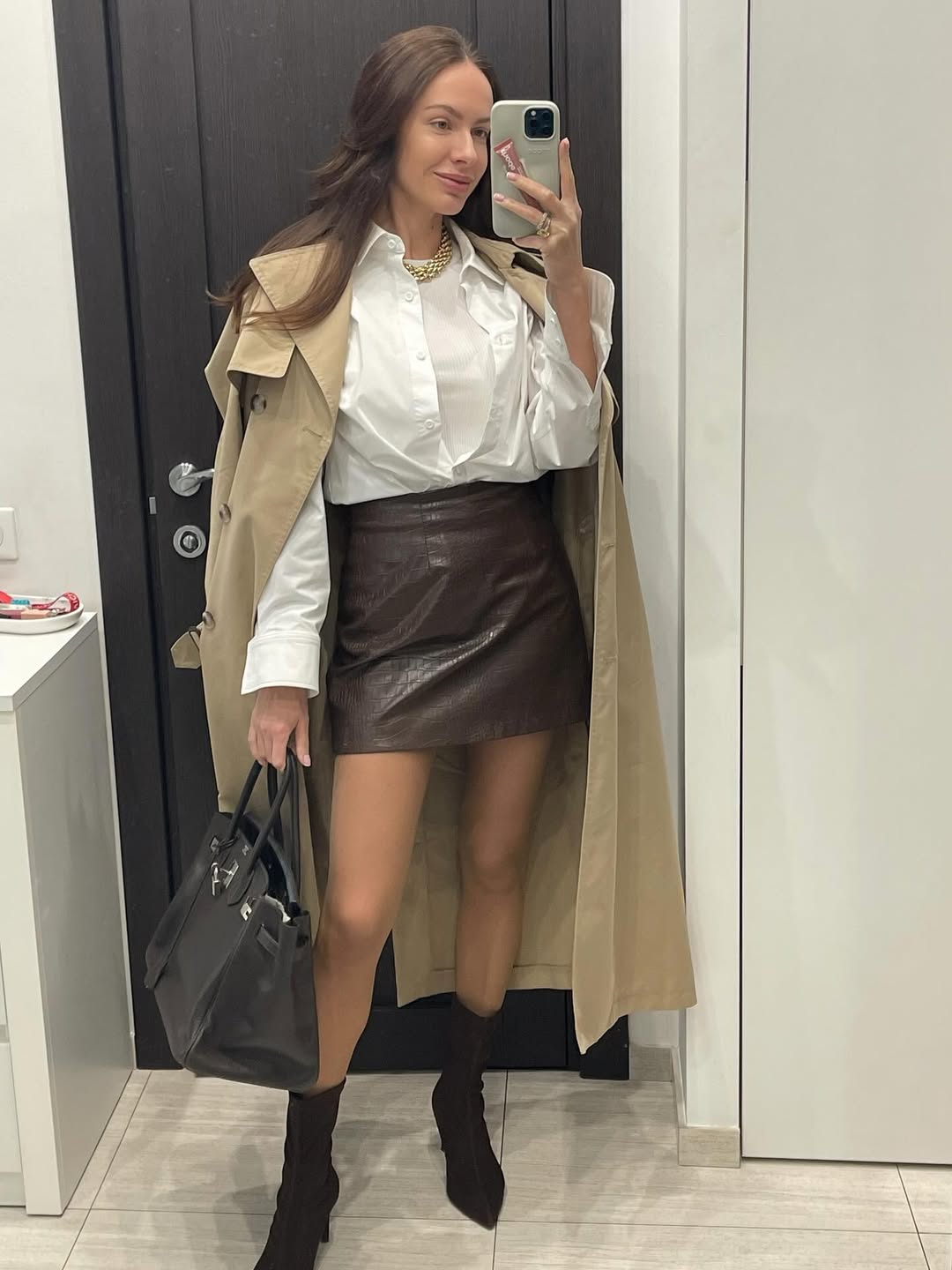 Как стильно носить тренч и кожаную куртку весной 2025: примеры от бывшей Остапчука