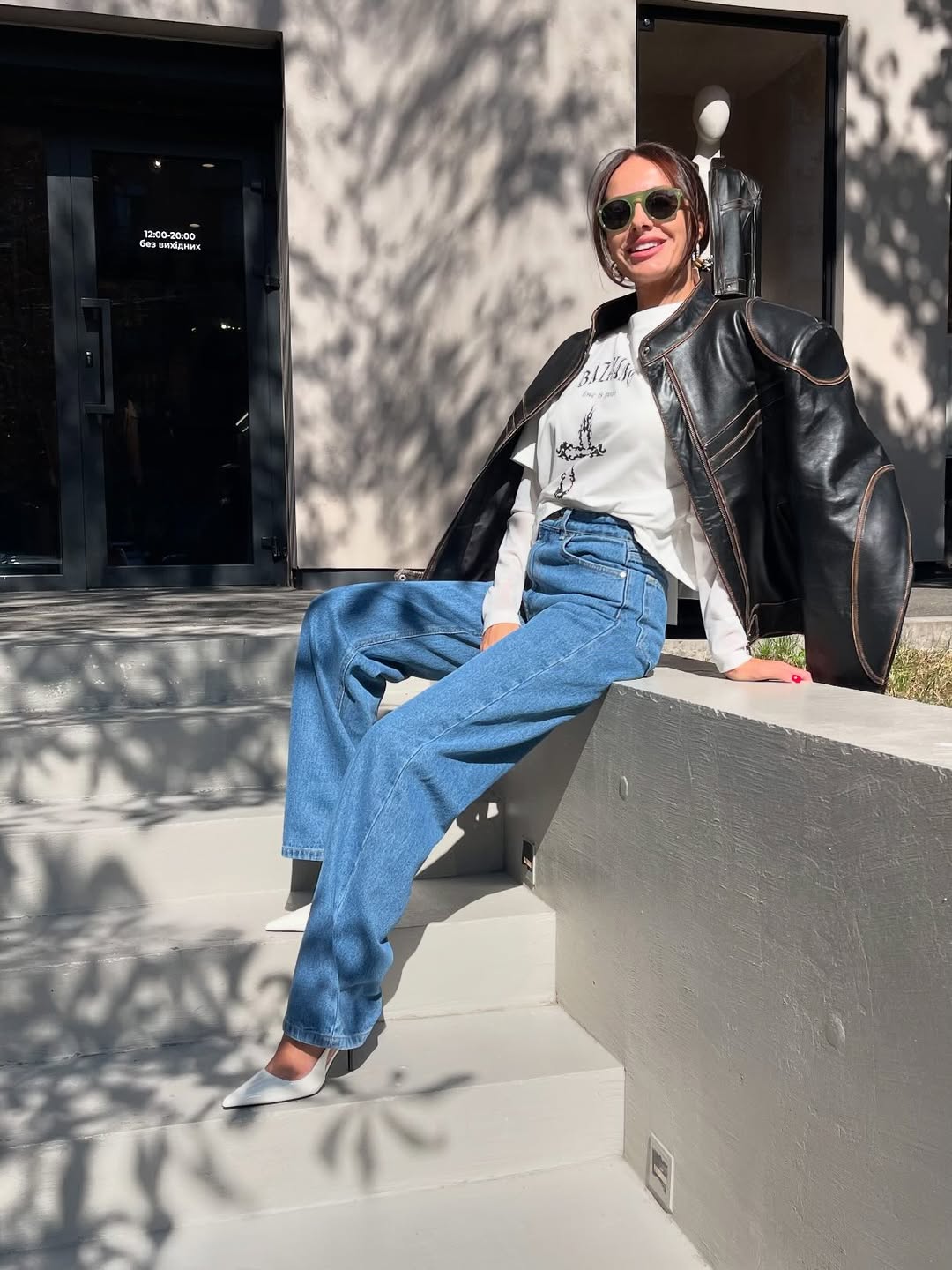 Как стильно носить тренч и кожаную куртку весной 2025: примеры от бывшей Остапчука