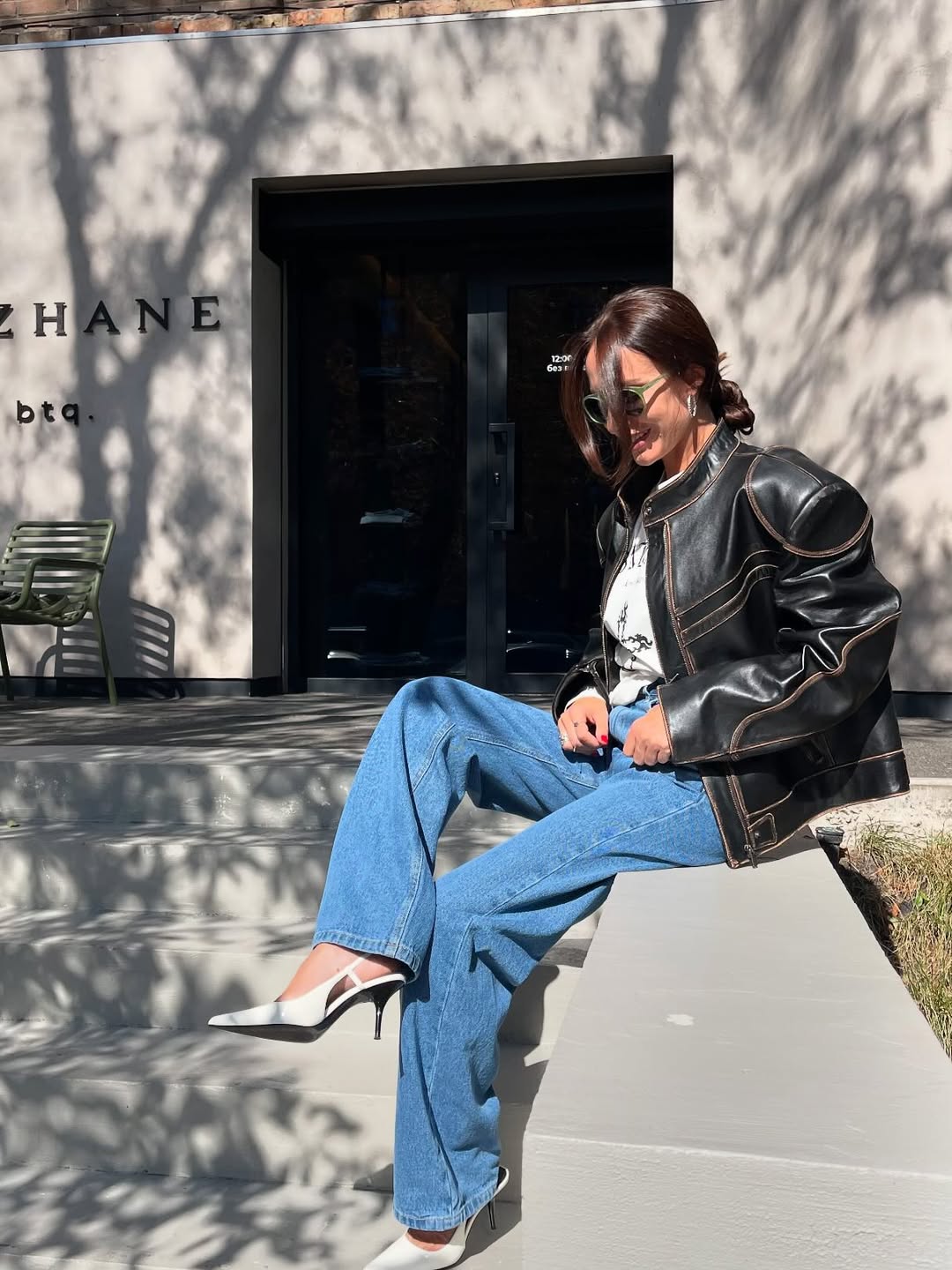 Как стильно носить тренч и кожаную куртку весной 2025: примеры от бывшей Остапчука