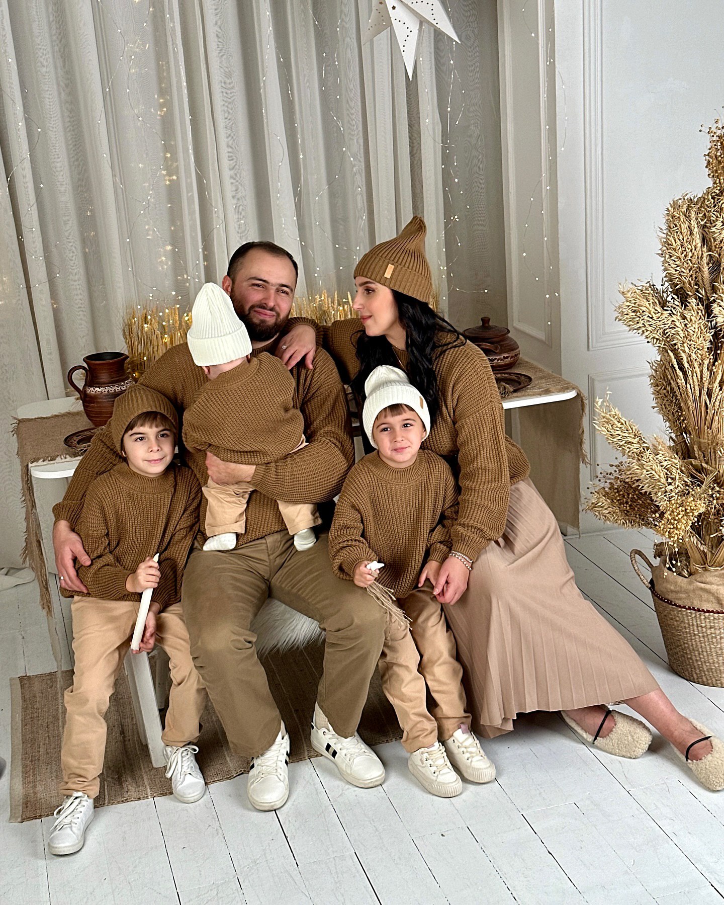 Джамала умилила стильным фэмили "луком" с мужем и тремя сыновьями: уютные фото