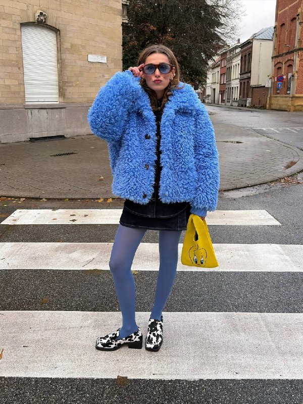 Мех &quot;барашек&quot; снова в моде: как его носить зимой 2025-2026