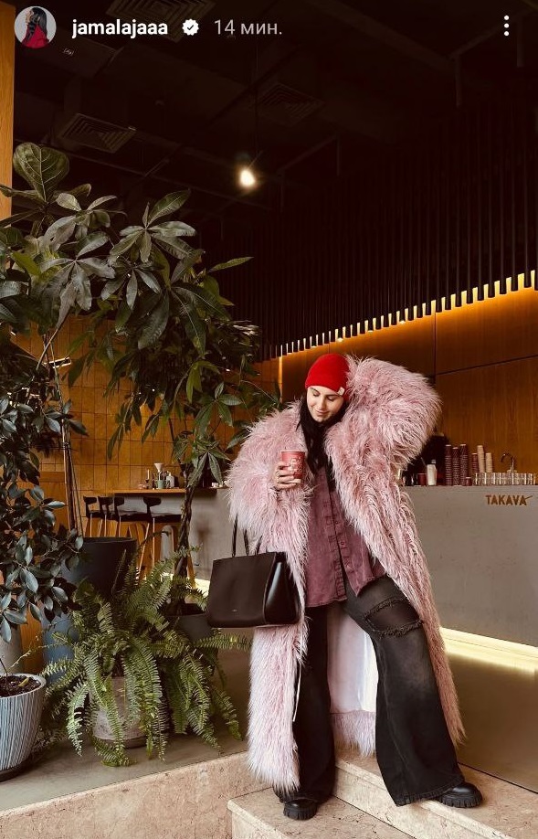 Джамала показала, як носити наймодніший відтінок сезону - пудрово-рожевий