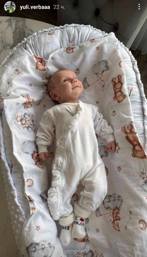 Блогерка Верба похвалилася підтягнутою фігурою у нижній білизні через місяць після пологів (фото)