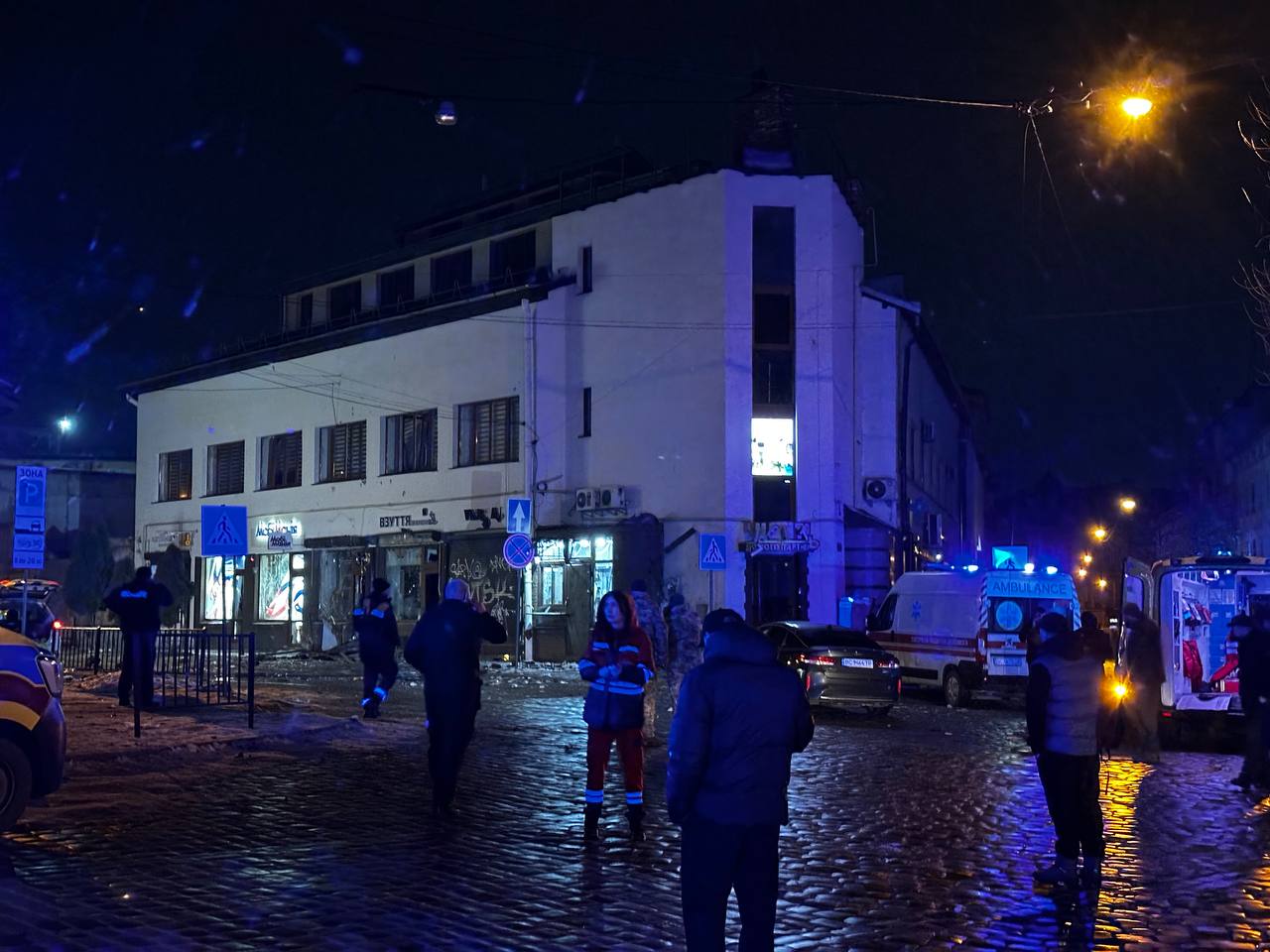 В центре Львова прогремели взрывы: погиб человек и пострадали правоохранители