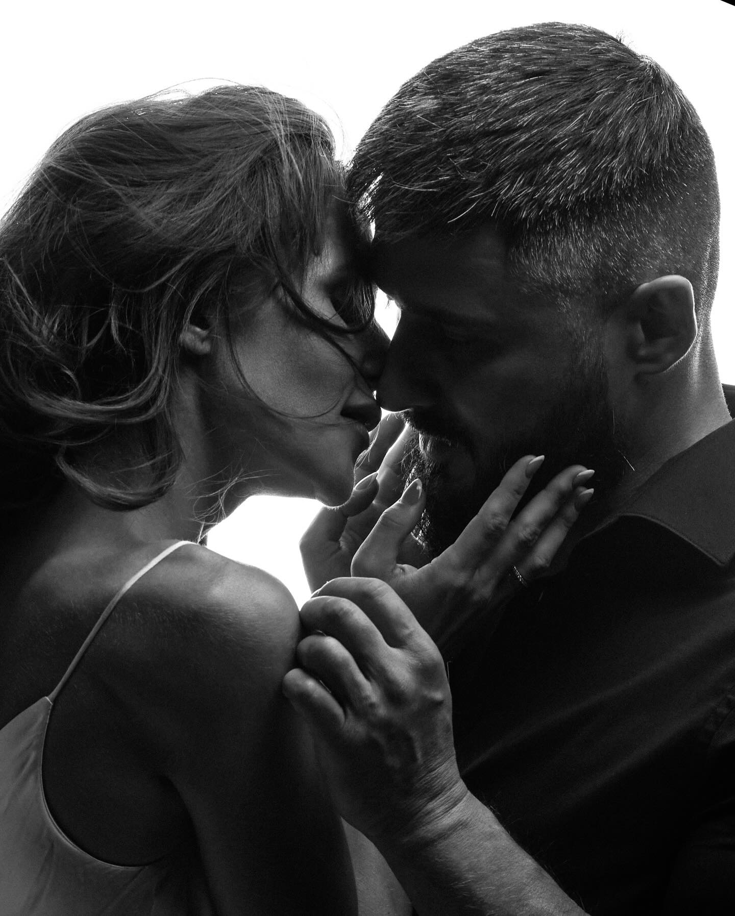 &quot;Пара на миллион&quot;: Денисенко растрогала объятиями с мужем-военным