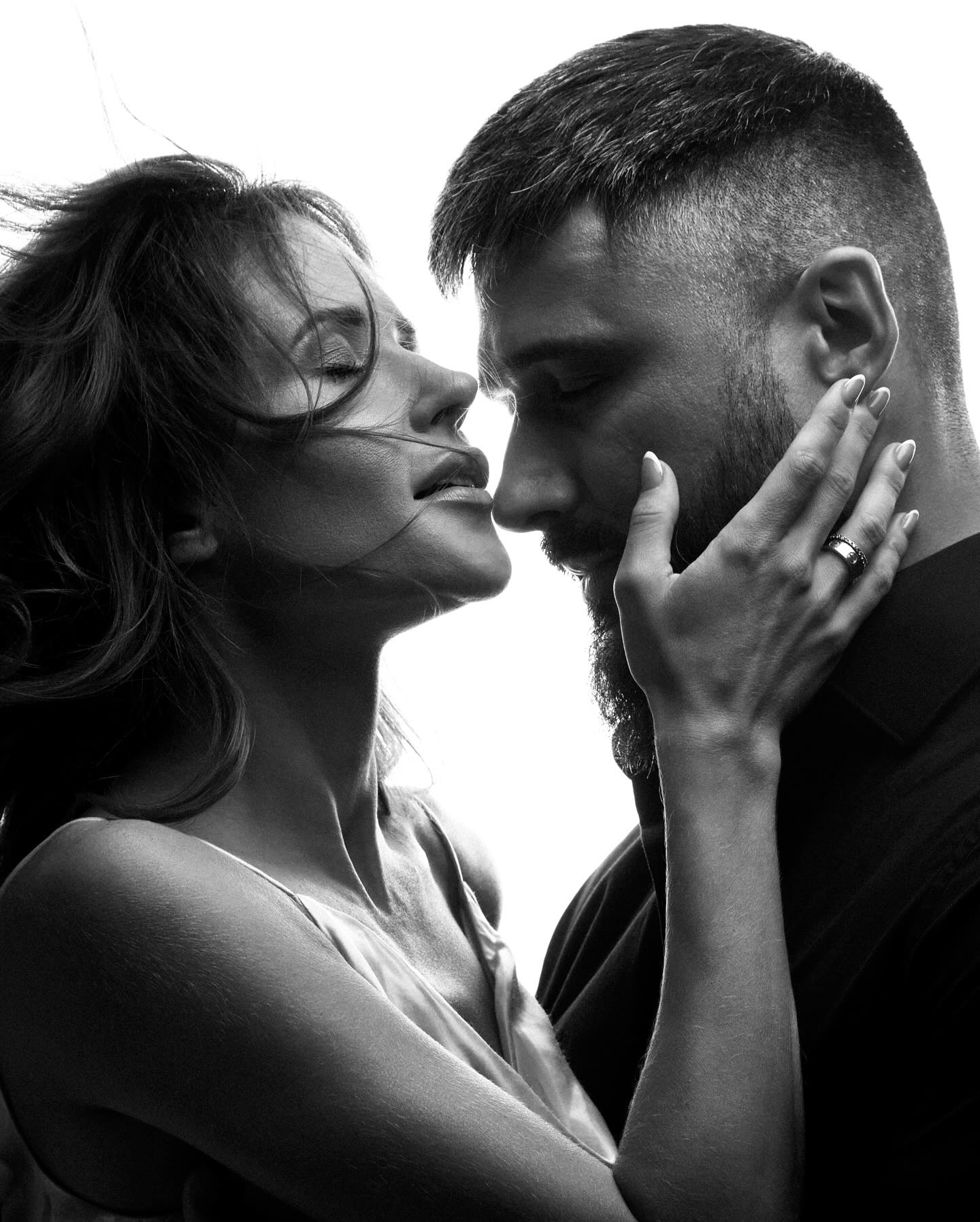 &quot;Пара на миллион&quot;: Денисенко растрогала объятиями с мужем-военным