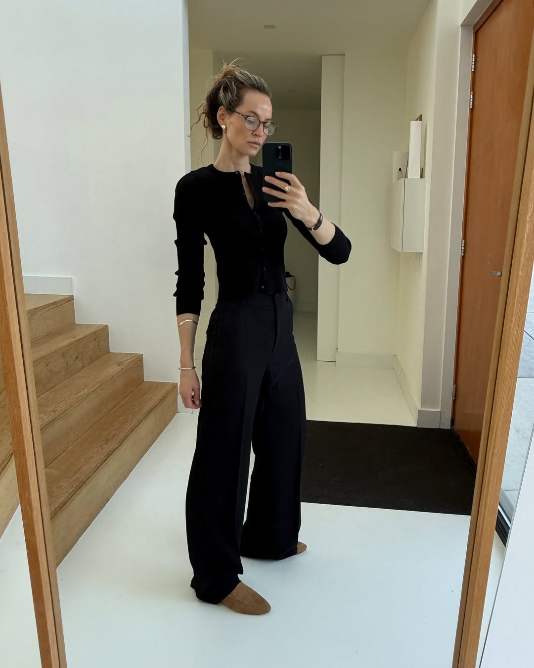 Як носити широкі штани при невисокому зрості: стильні поради, які дійсно працюють