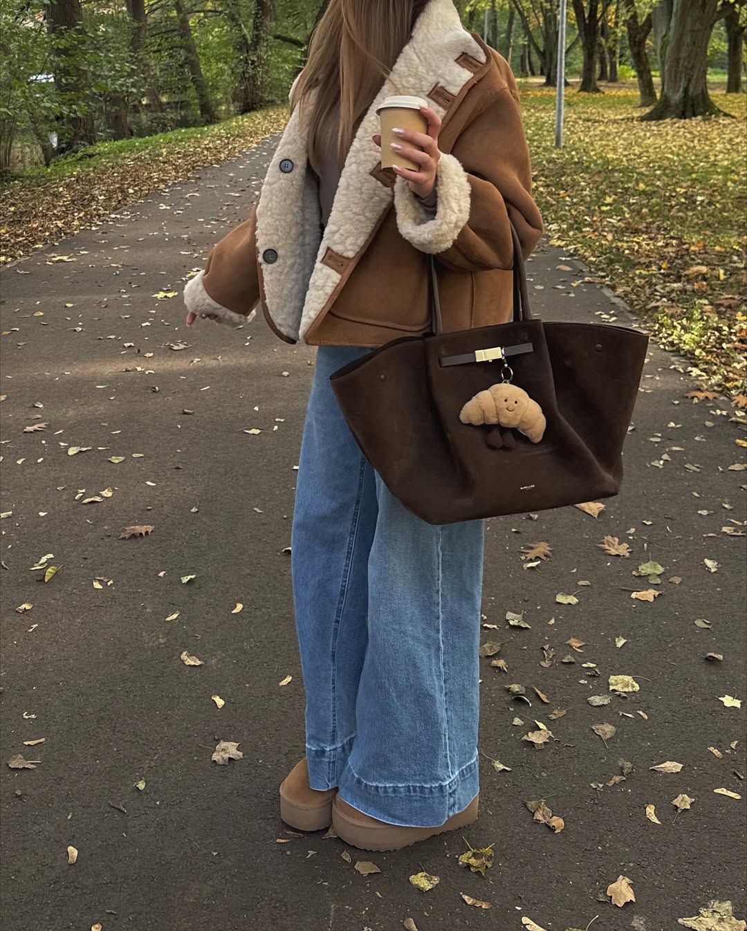 Мех &quot;барашек&quot; снова в моде: как его носить зимой 2025-2026