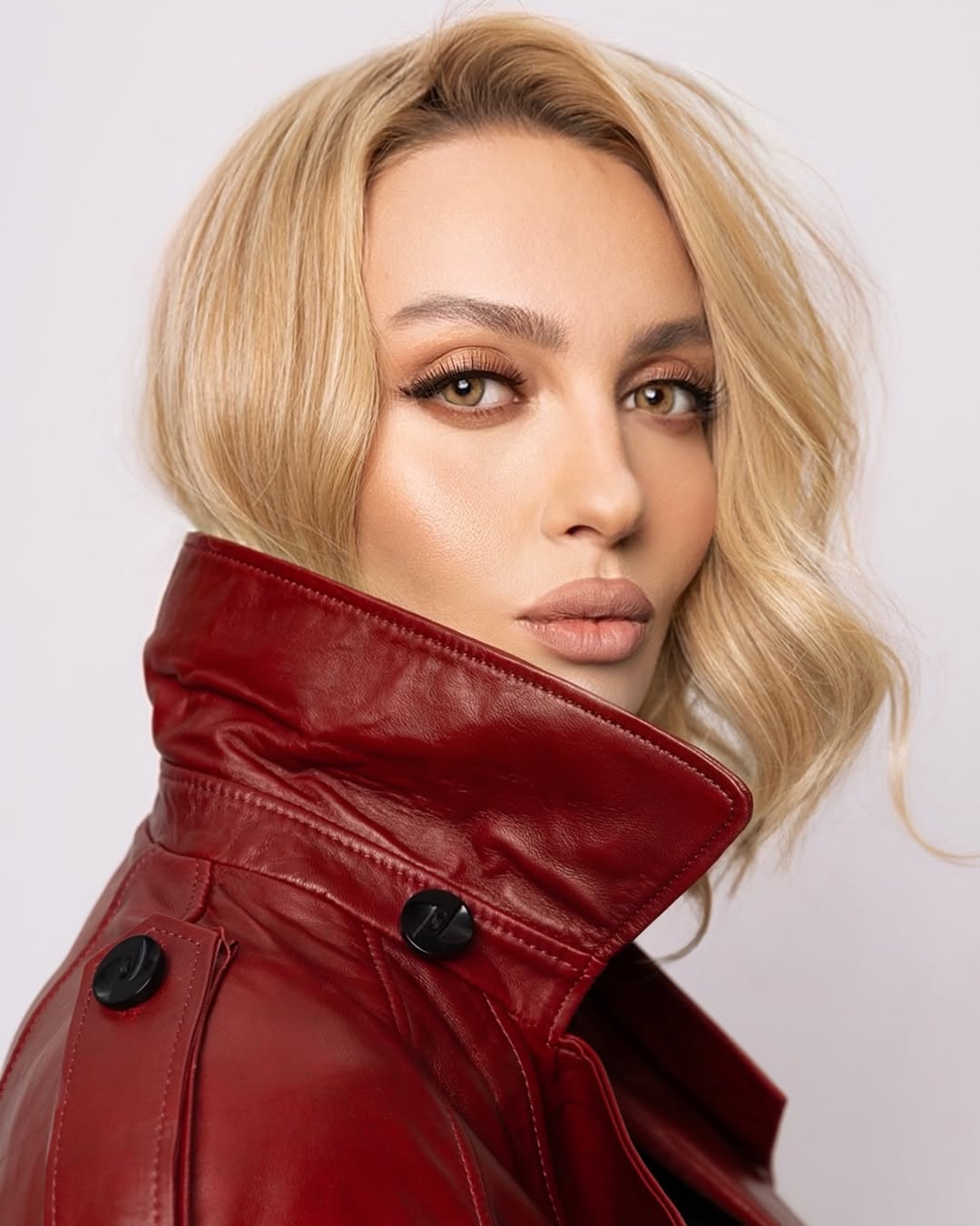 В чем отпраздновать День святого Валентина: стильные образы Огневич и Поляковой в самом трендовом оттенке 2025 года