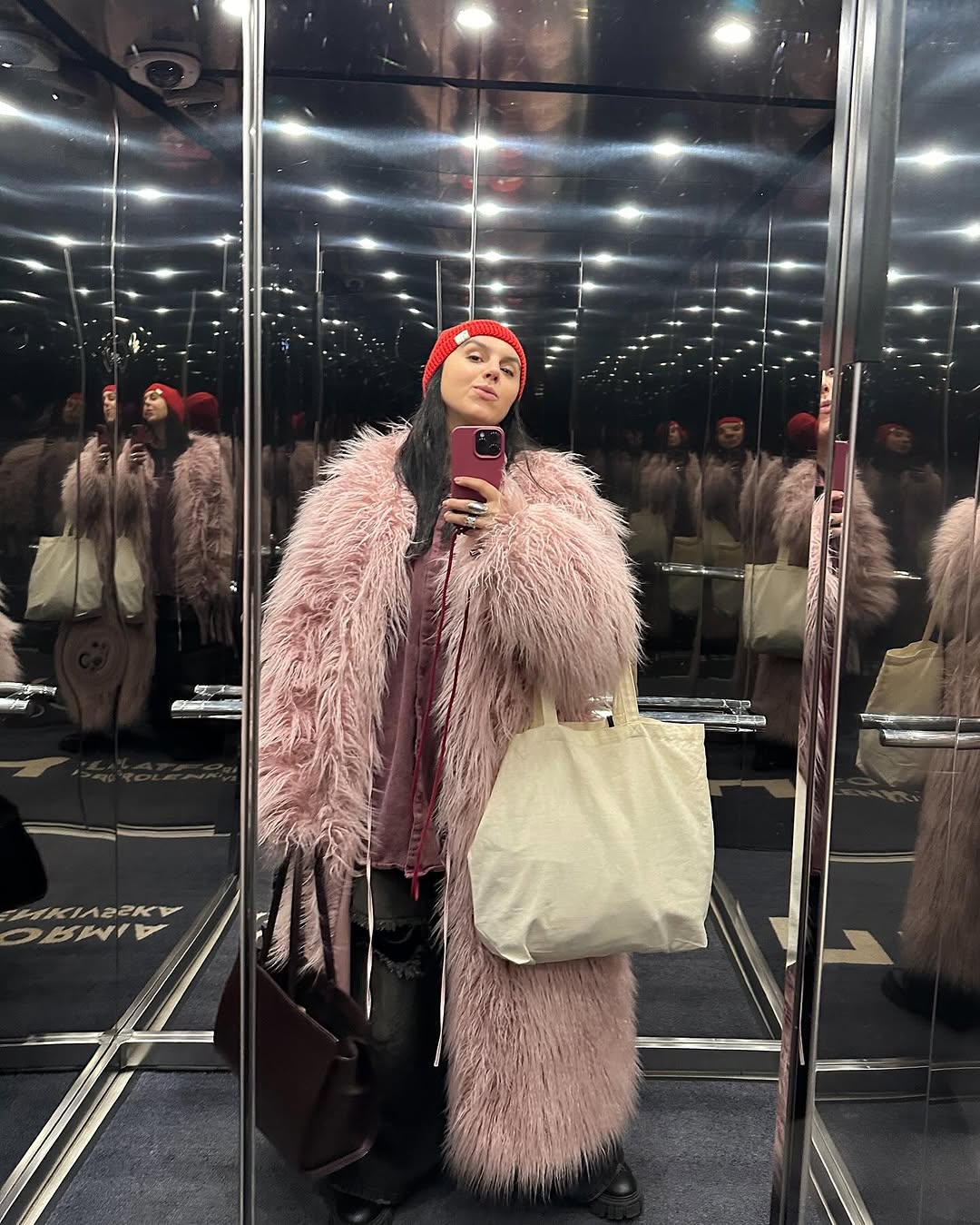 Джамала показала, як носити наймодніший відтінок сезону - пудрово-рожевий