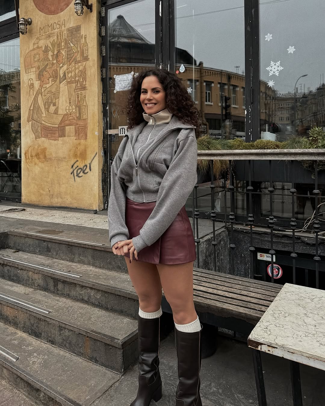 Как носить высокие сапоги? Настя Каменских показала стильный образ на весну 2025