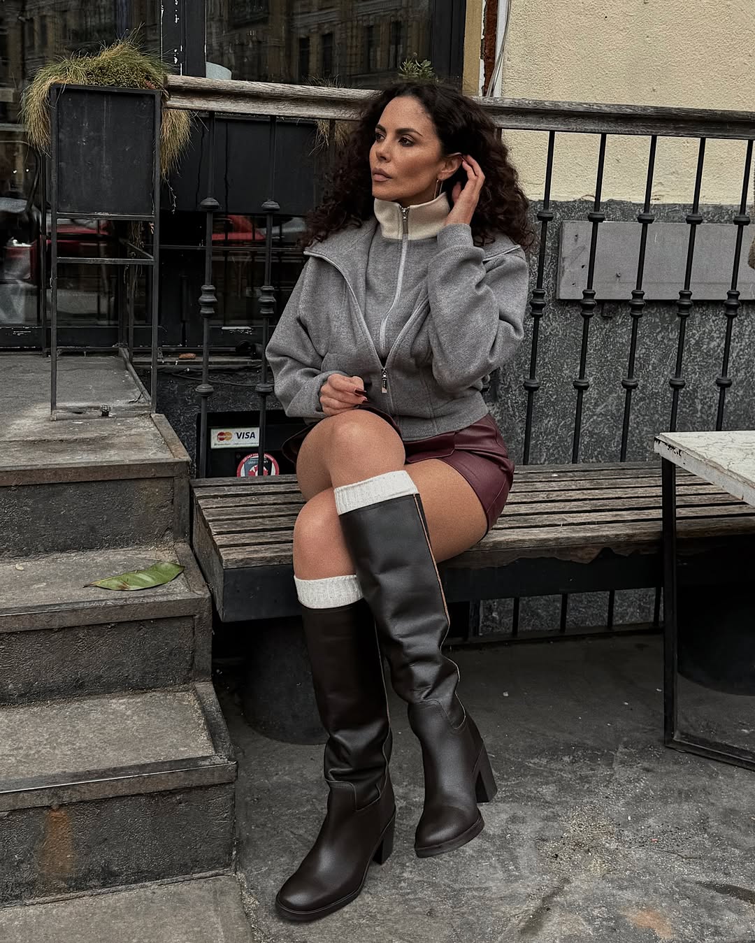 Как носить высокие сапоги? Настя Каменских показала стильный образ на весну 2025