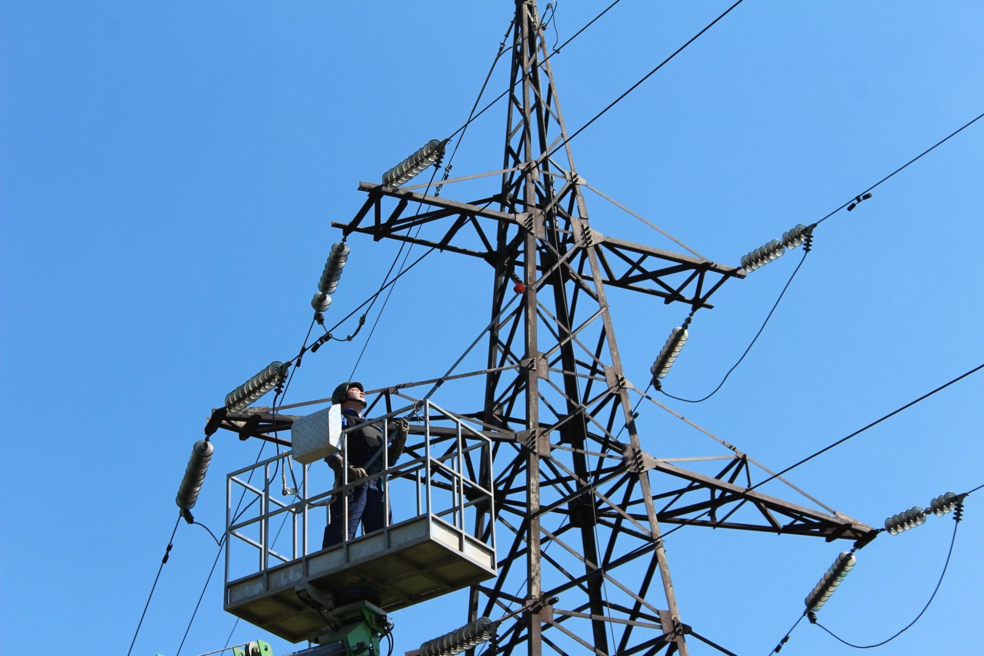 "Працюємо там, де тривають бойові дії": інтерв’ю з енергетиком про ціну світла під час війни