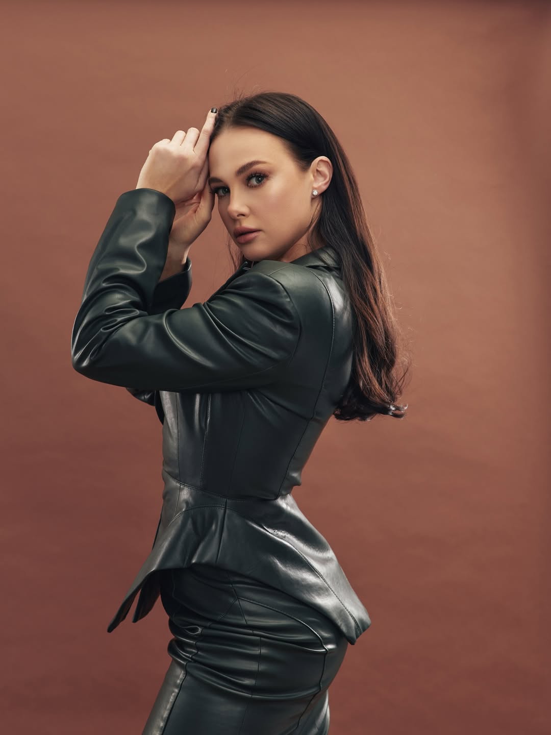 Дружина Позитива в костюмі з екошкіри: прості деталі, які роблять образ бездоганним