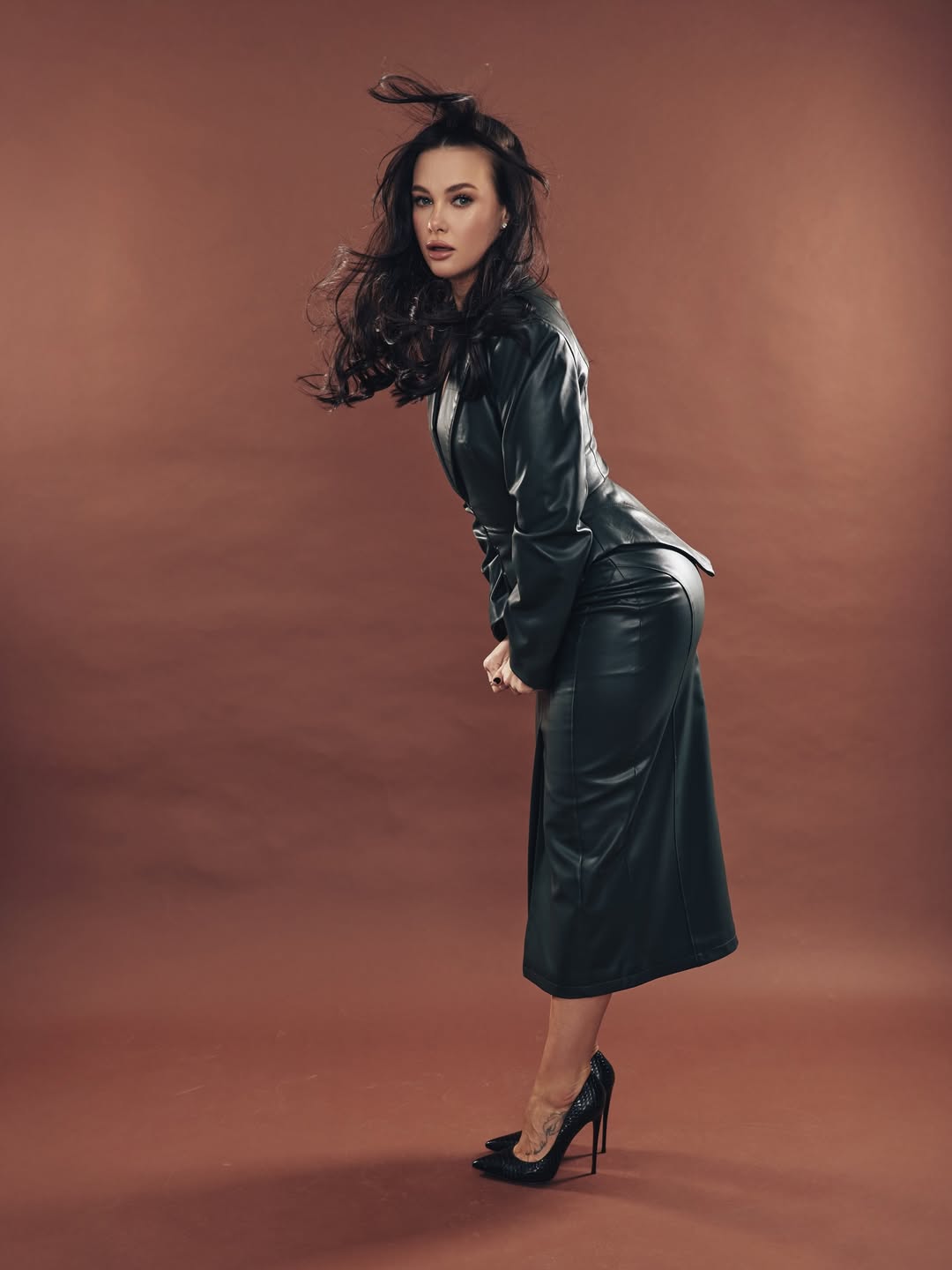 Дружина Позитива в костюмі з екошкіри: прості деталі, які роблять образ бездоганним