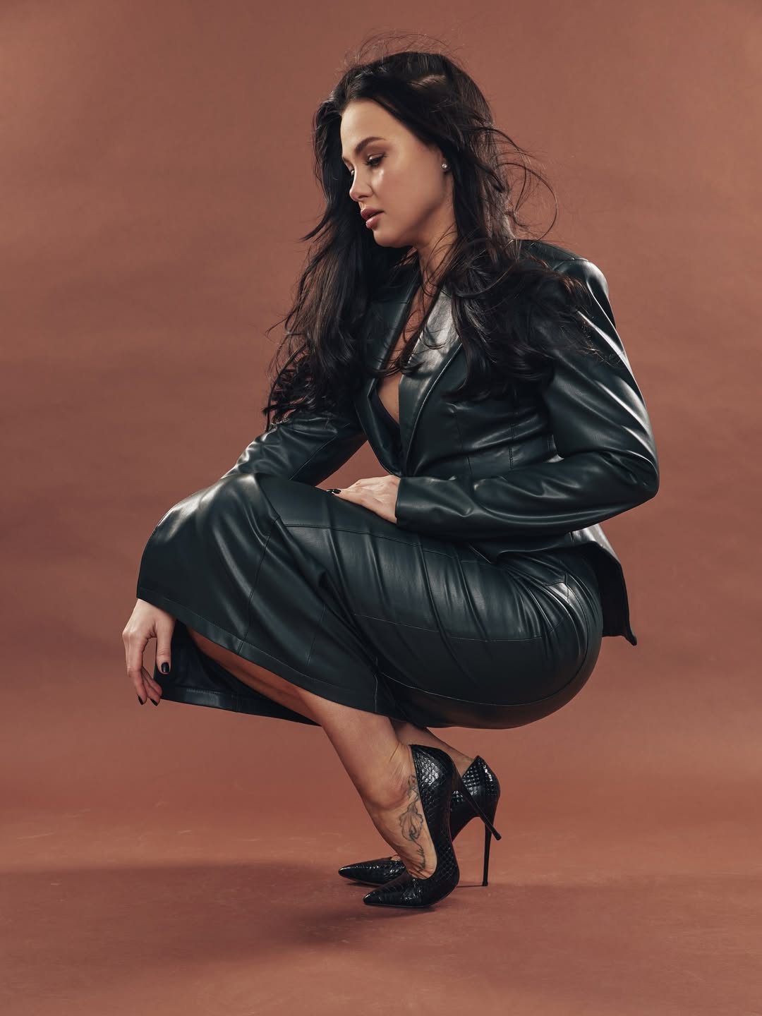 Дружина Позитива в костюмі з екошкіри: прості деталі, які роблять образ бездоганним