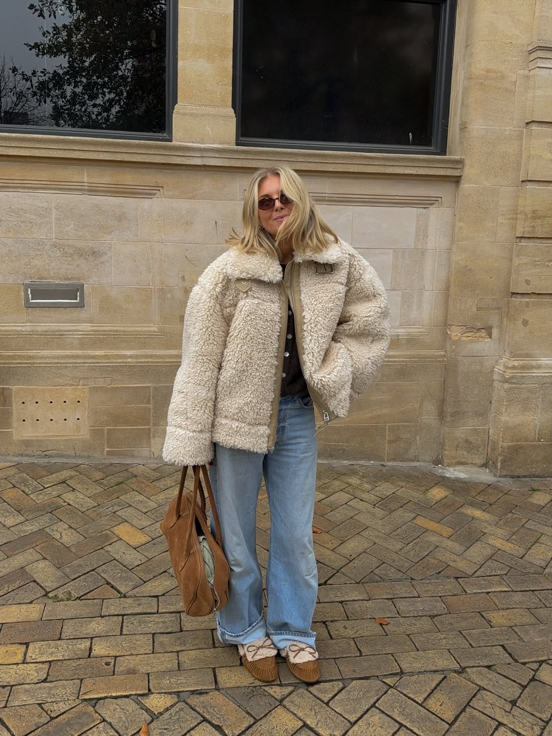 Мех &quot;барашек&quot; снова в моде: как его носить зимой 2025-2026