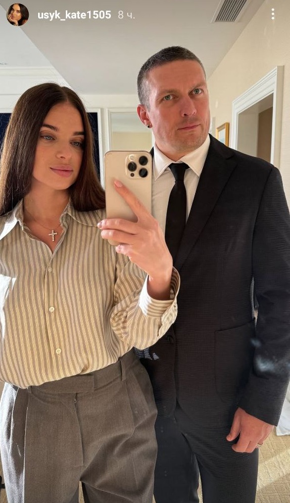 Жена Усика показала старшую дочь на редких семейных фото