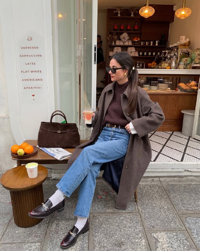 С чем носить классические синие джинсы? Топ-5 цветов, чтобы выглядеть стильно