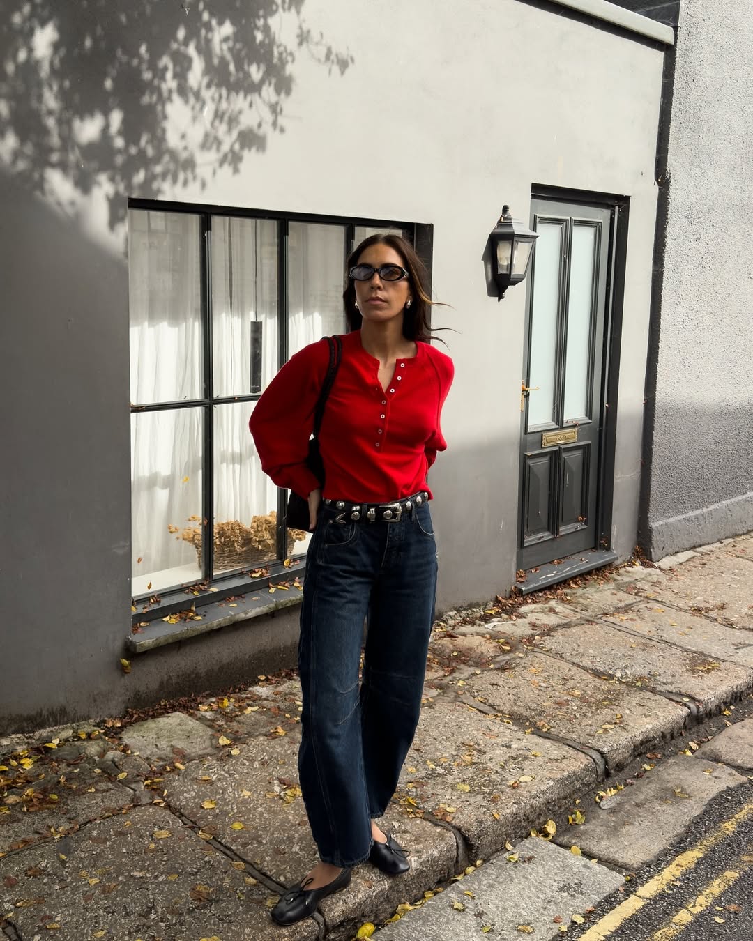 С чем носить классические синие джинсы? Топ-5 цветов, чтобы выглядеть стильно