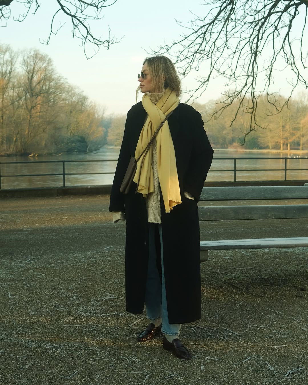 С чем носить классические синие джинсы? Топ-5 цветов, чтобы выглядеть стильно