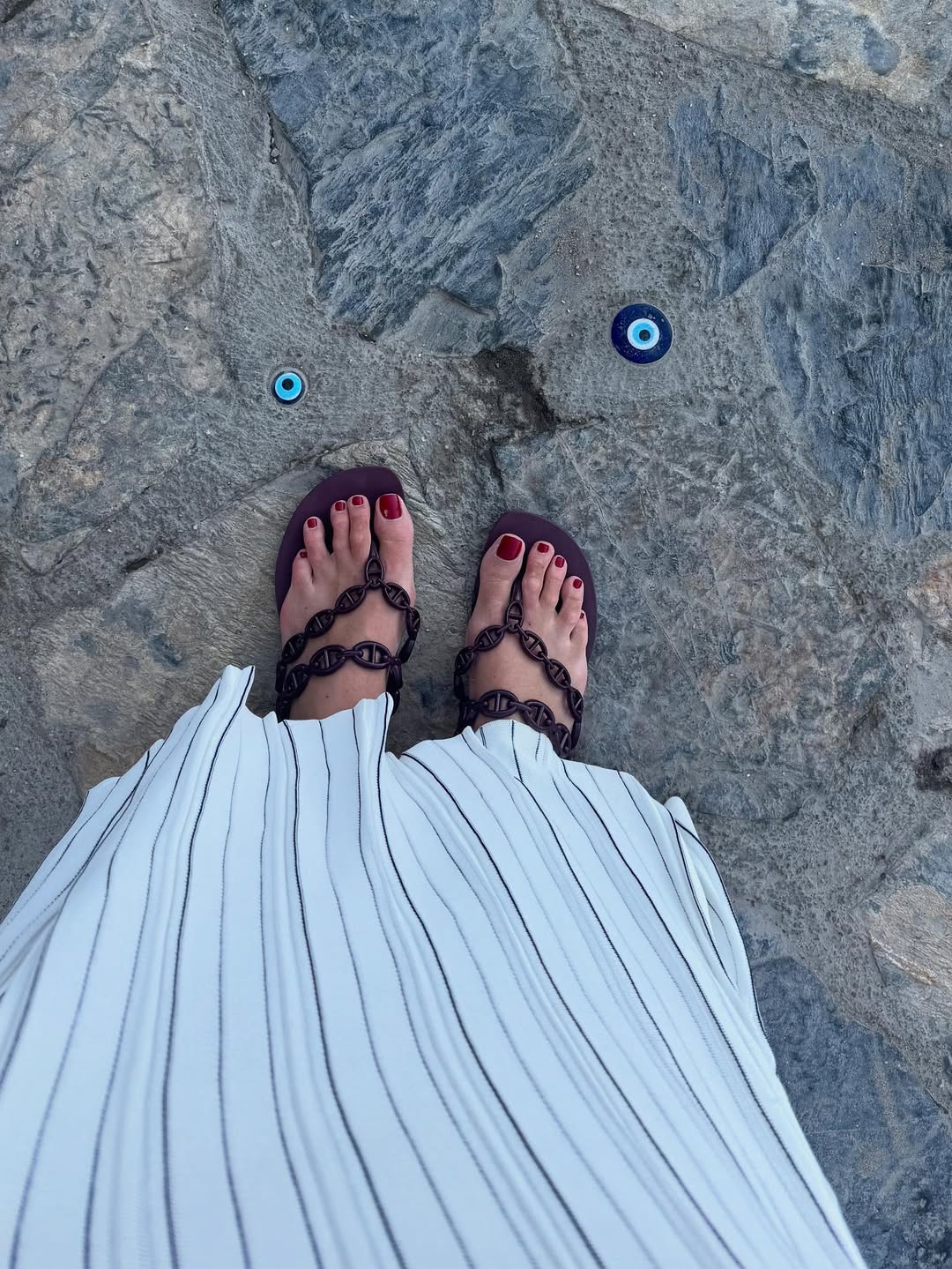 Забудьте про підбори: чому в'єтнамки стали наймоднішим взуттям літа 2025