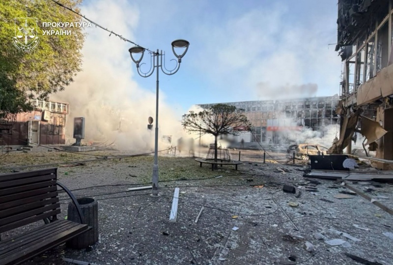 Russian strike near shopping center in Ukraine's Pavlohrad: Death and injury toll rises