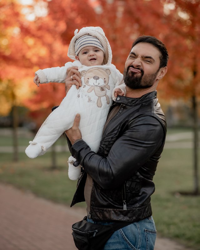 Виталий Козловский очаровал новыми фото с 8-месячным сыном: &quot;Наша первая осень вместе&quot;