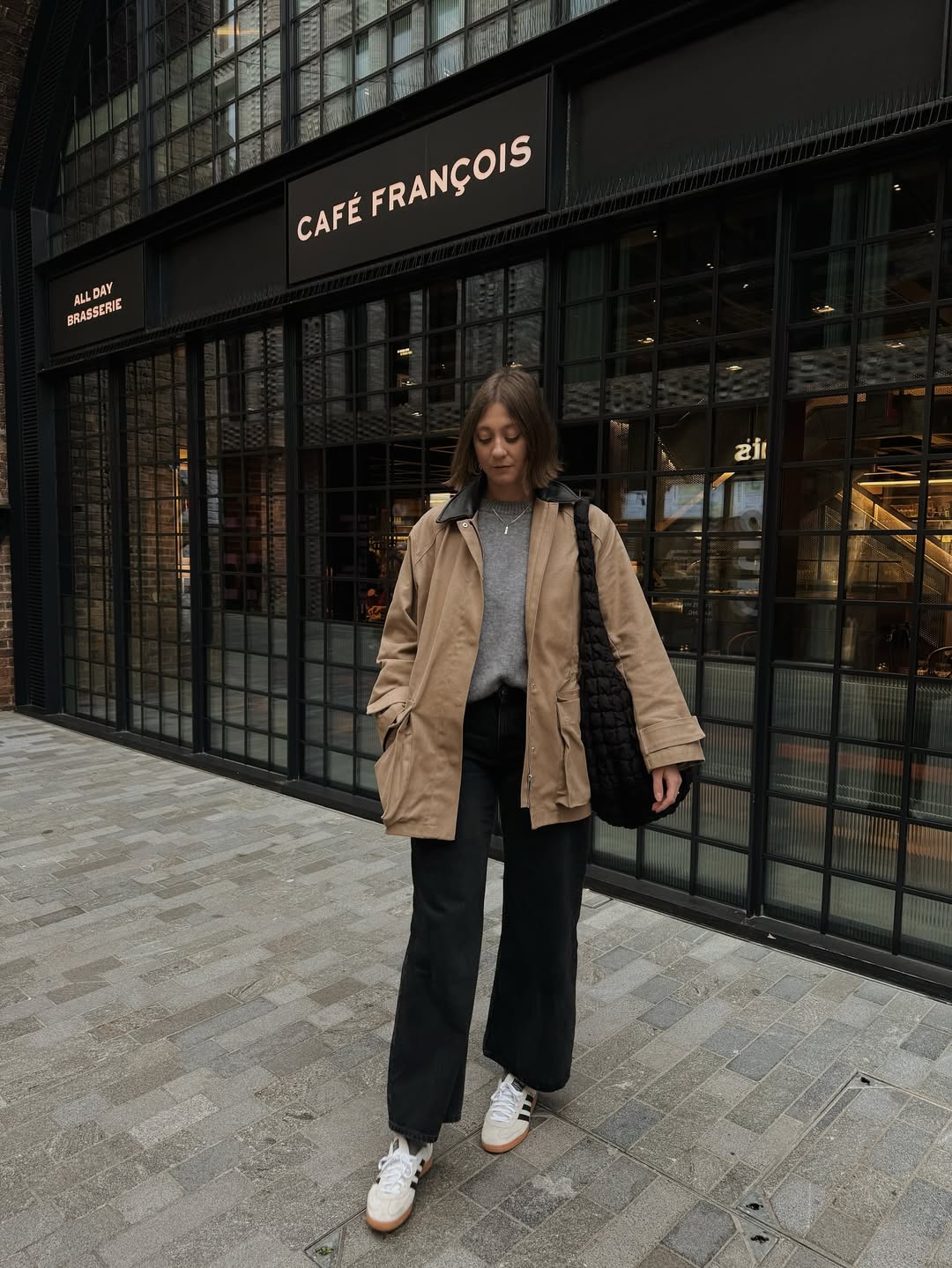 Цей колір светра робить образ дорожчим: наймодніші поєднання зими 2025