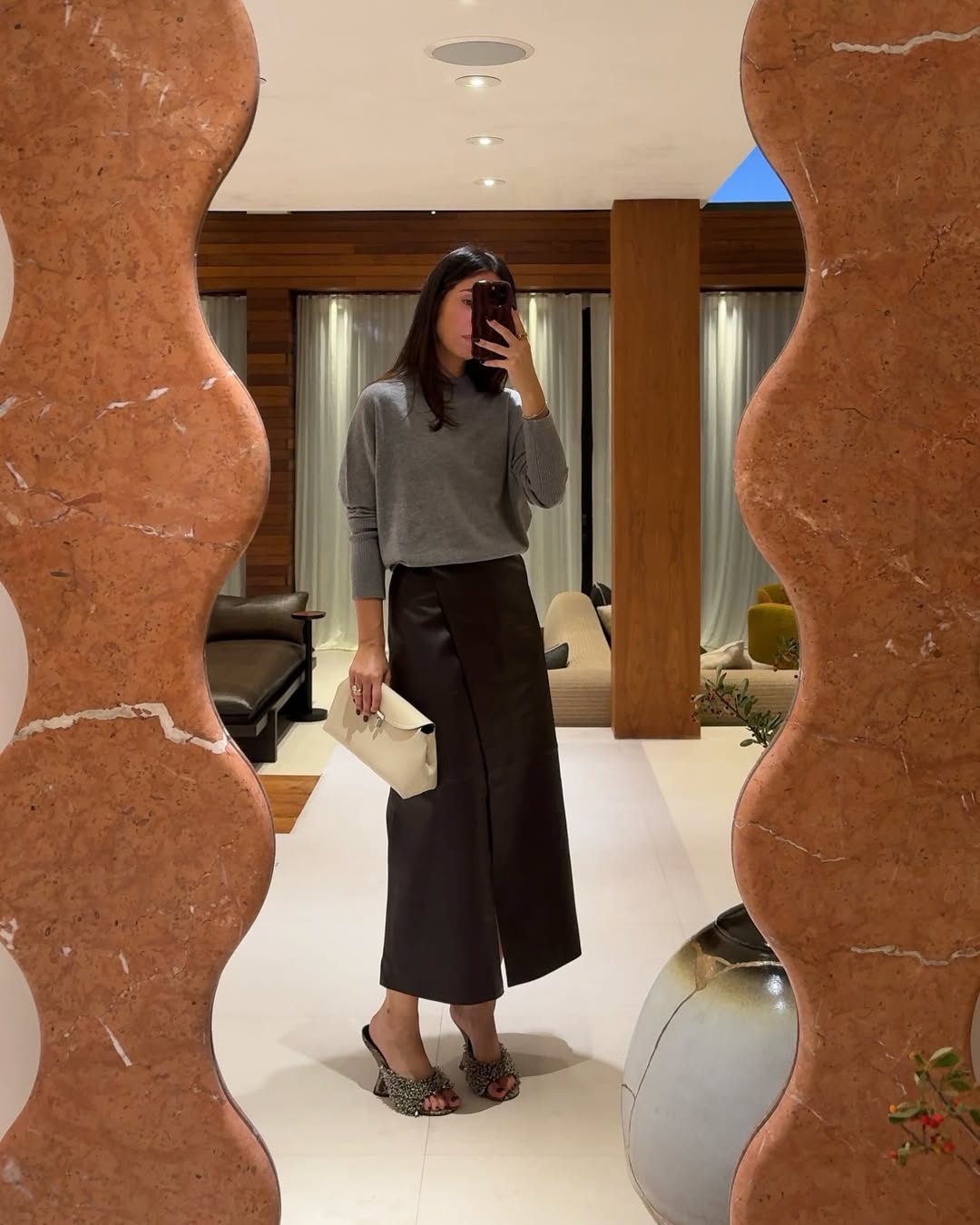 Цей колір светра робить образ дорожчим: наймодніші поєднання зими 2025