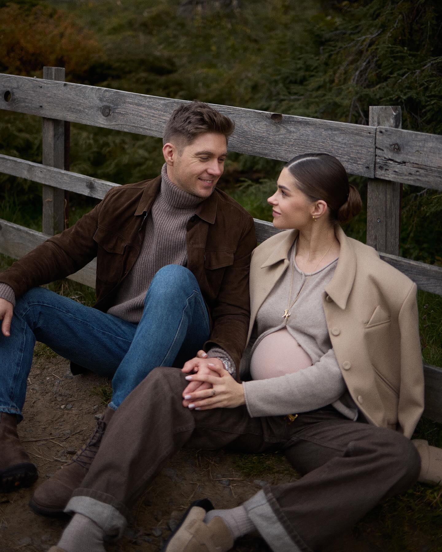 Нежные объятия и поцелуи: беременная жена Остапчука растрогала романтическими фото с мужем