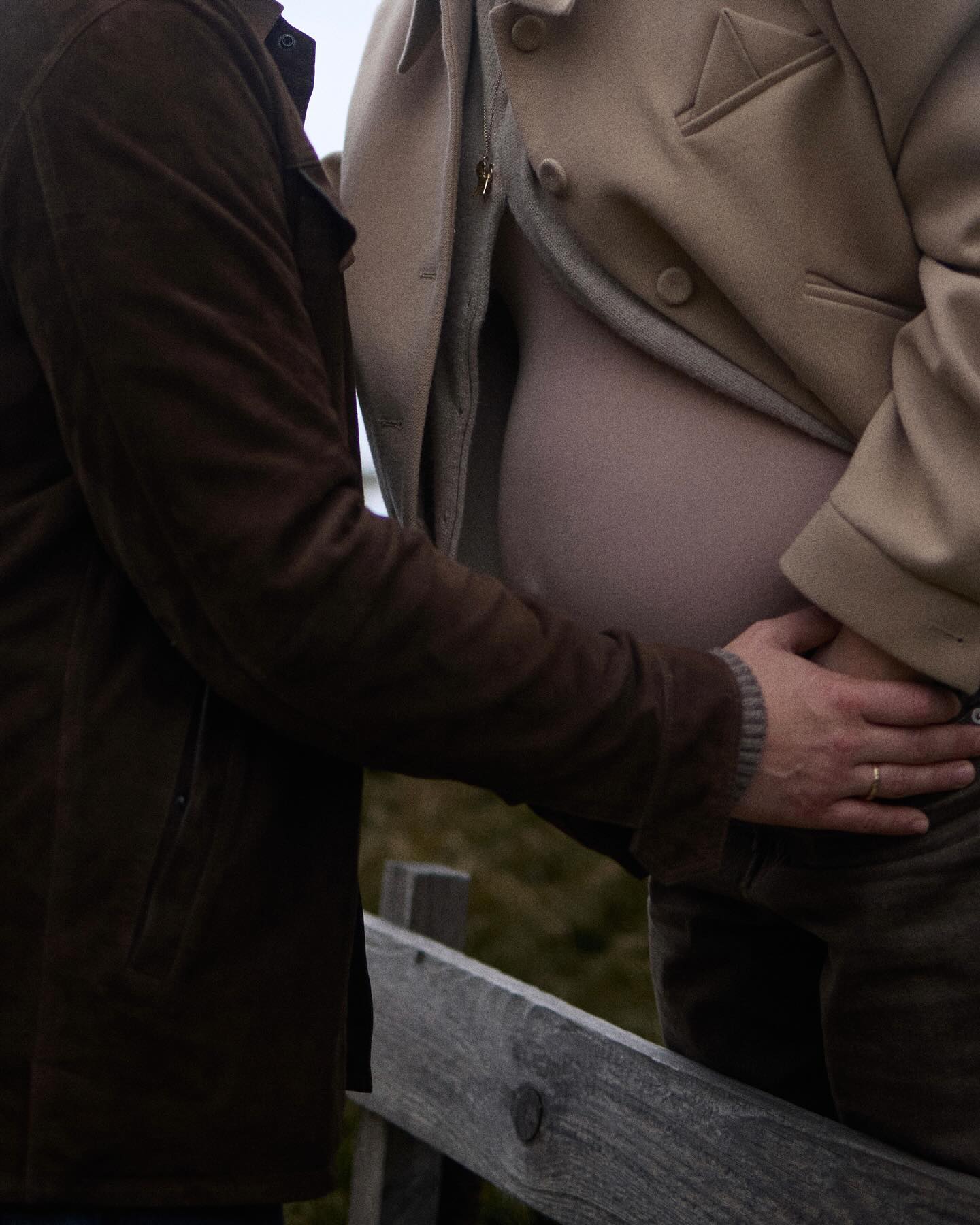 Нежные объятия и поцелуи: беременная жена Остапчука растрогала романтическими фото с мужем