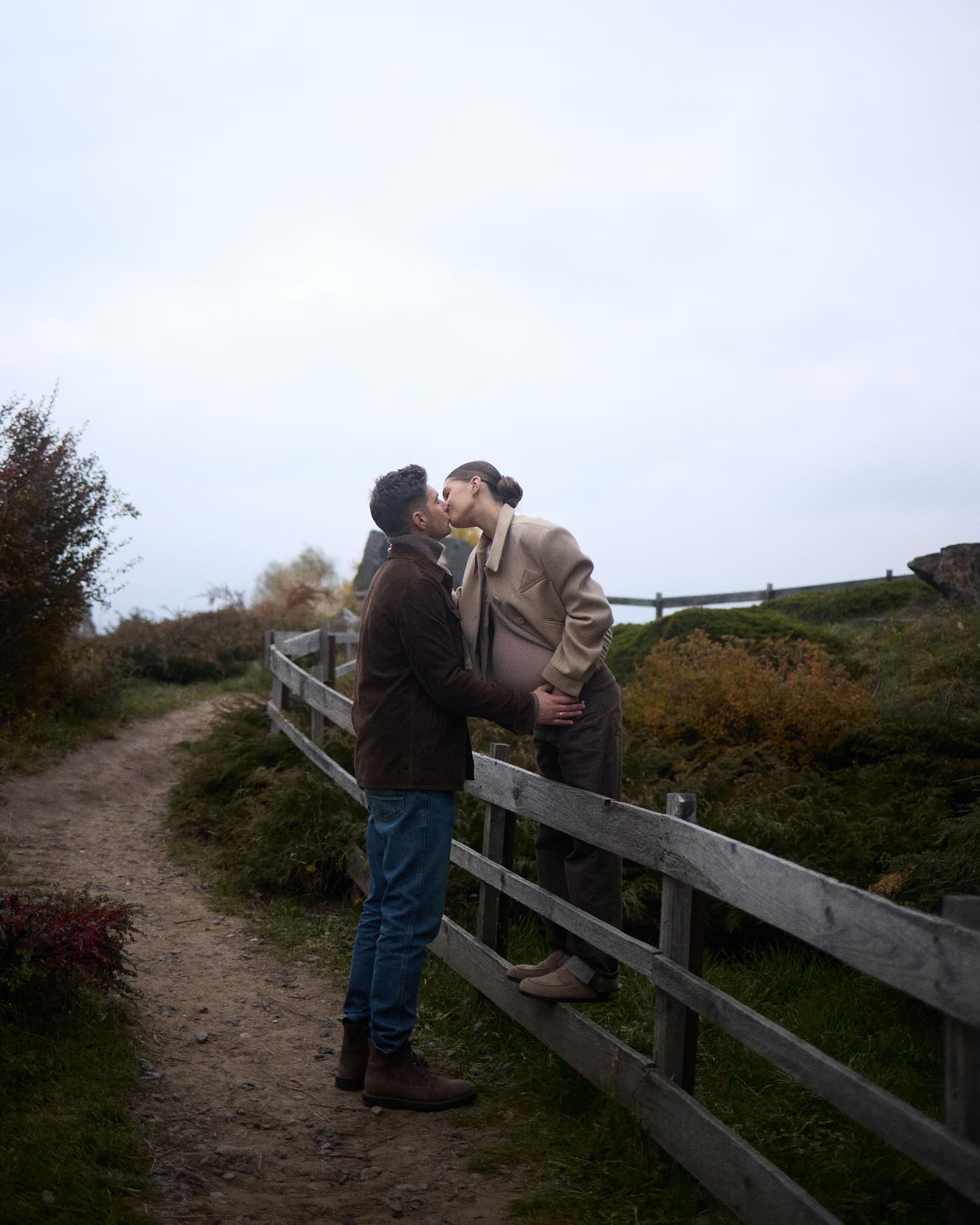 Нежные объятия и поцелуи: беременная жена Остапчука растрогала романтическими фото с мужем