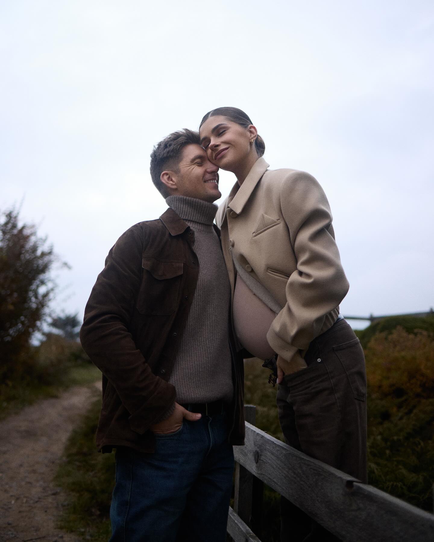 Нежные объятия и поцелуи: беременная жена Остапчука растрогала романтическими фото с мужем