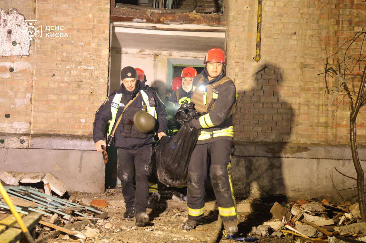 Пошкоджені 5 багатоповерхівок, є жертва: з'явилися перші фото наслідків атаки на Київ
