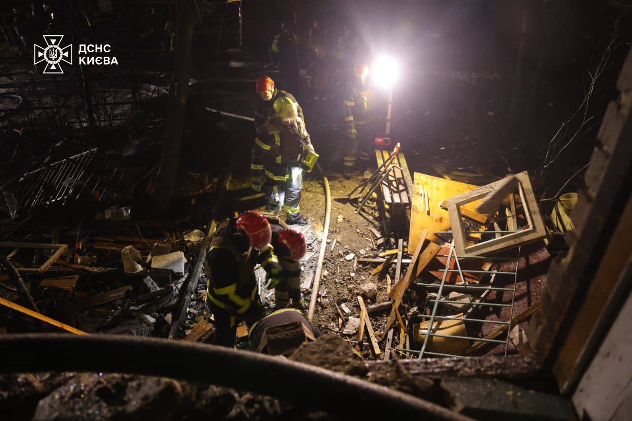 Пошкоджені 5 багатоповерхівок, є жертва: з'явилися перші фото наслідків атаки на Київ